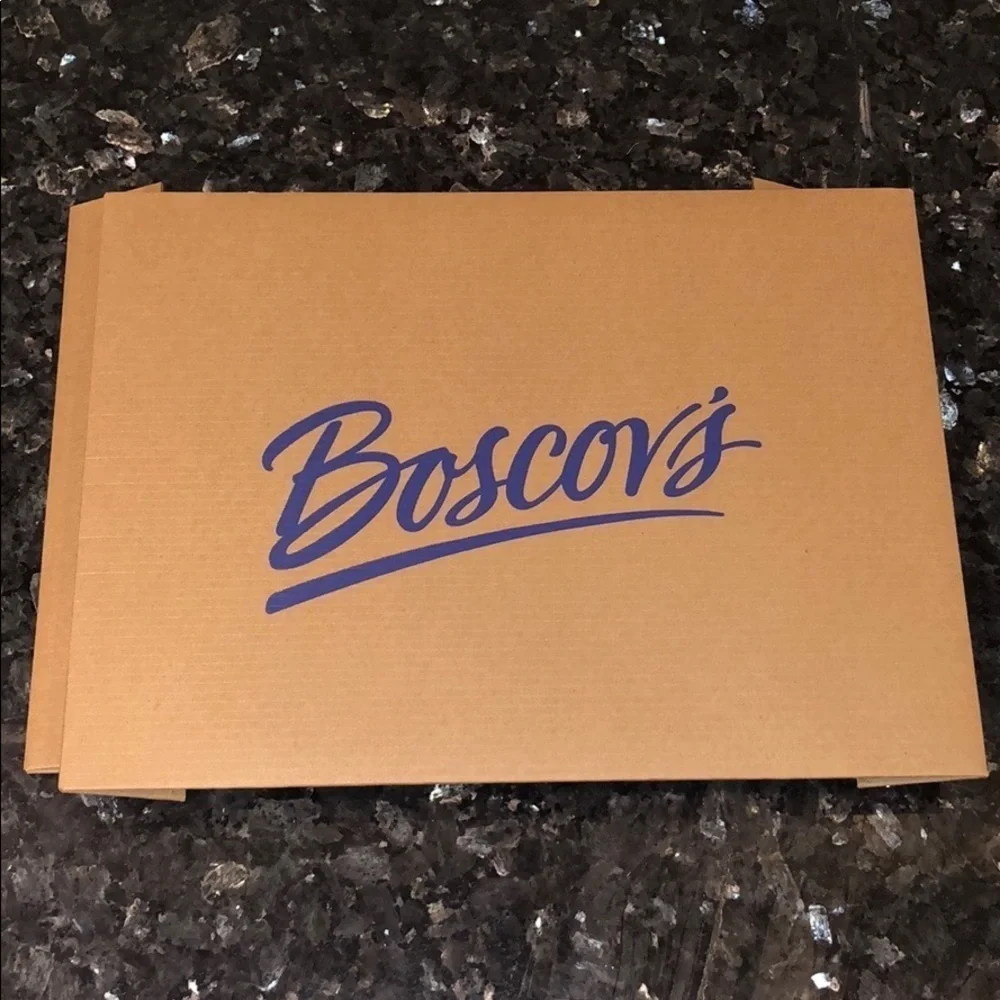 New Boscov’s Medium Sized Gift Box